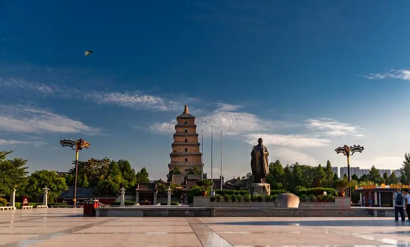 “西安大雁塔唐僧像详细介绍及历史背景”