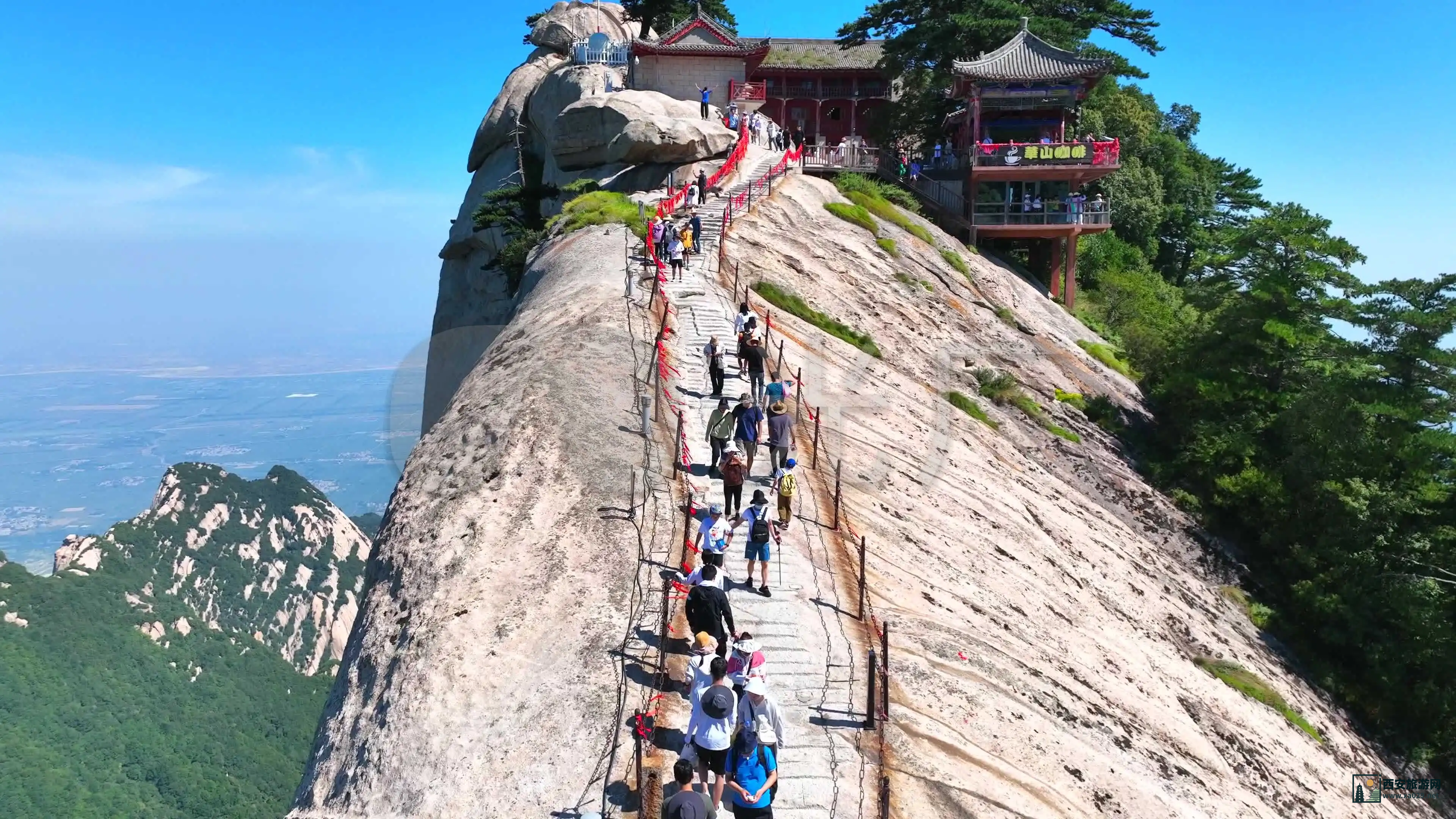 华山登顶最热门口号：挑战极限，征服华山之巅！