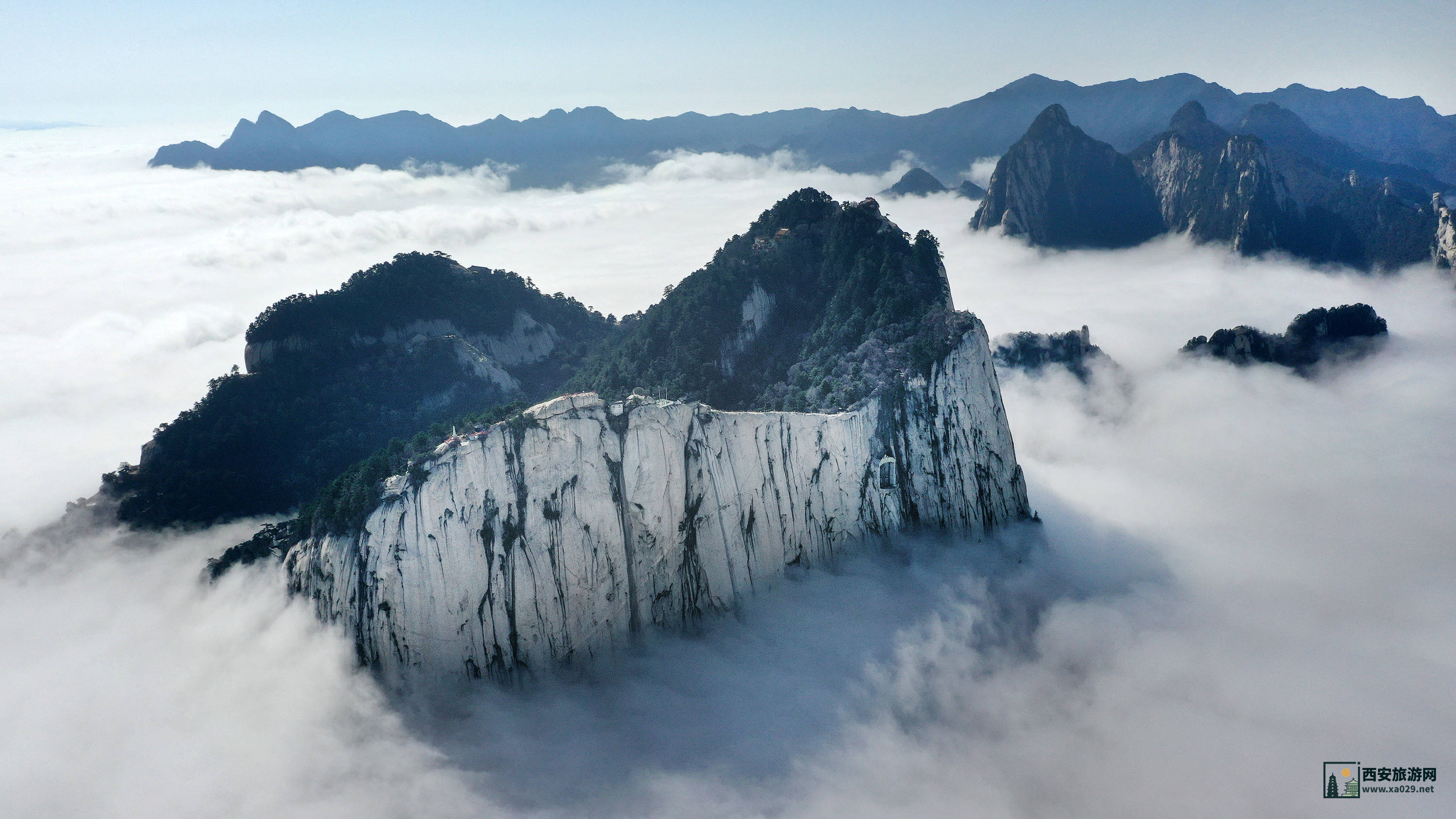 华山之旅，壮美山川尽收眼底——朋友圈必备佳句！