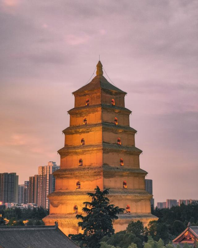 大雁塔侧面风光全览：古都西安的标志性建筑之美