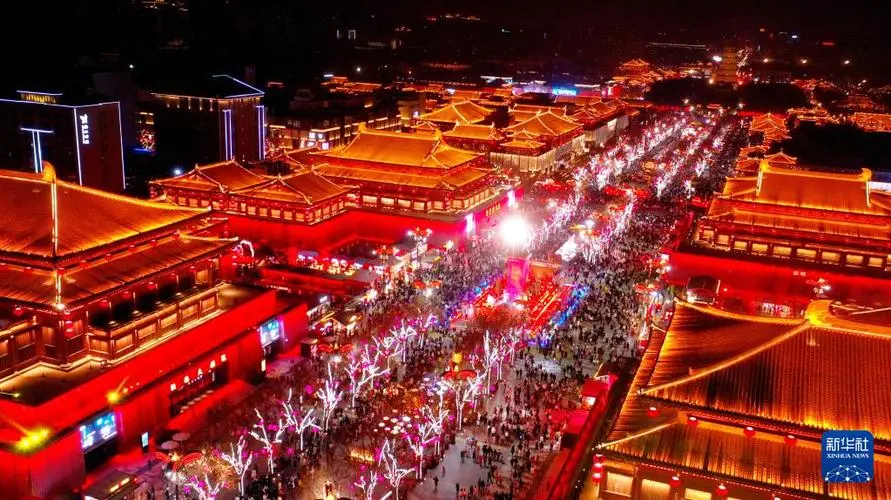 大唐不夜城荣登全年热门景点榜首，游客络绎不绝