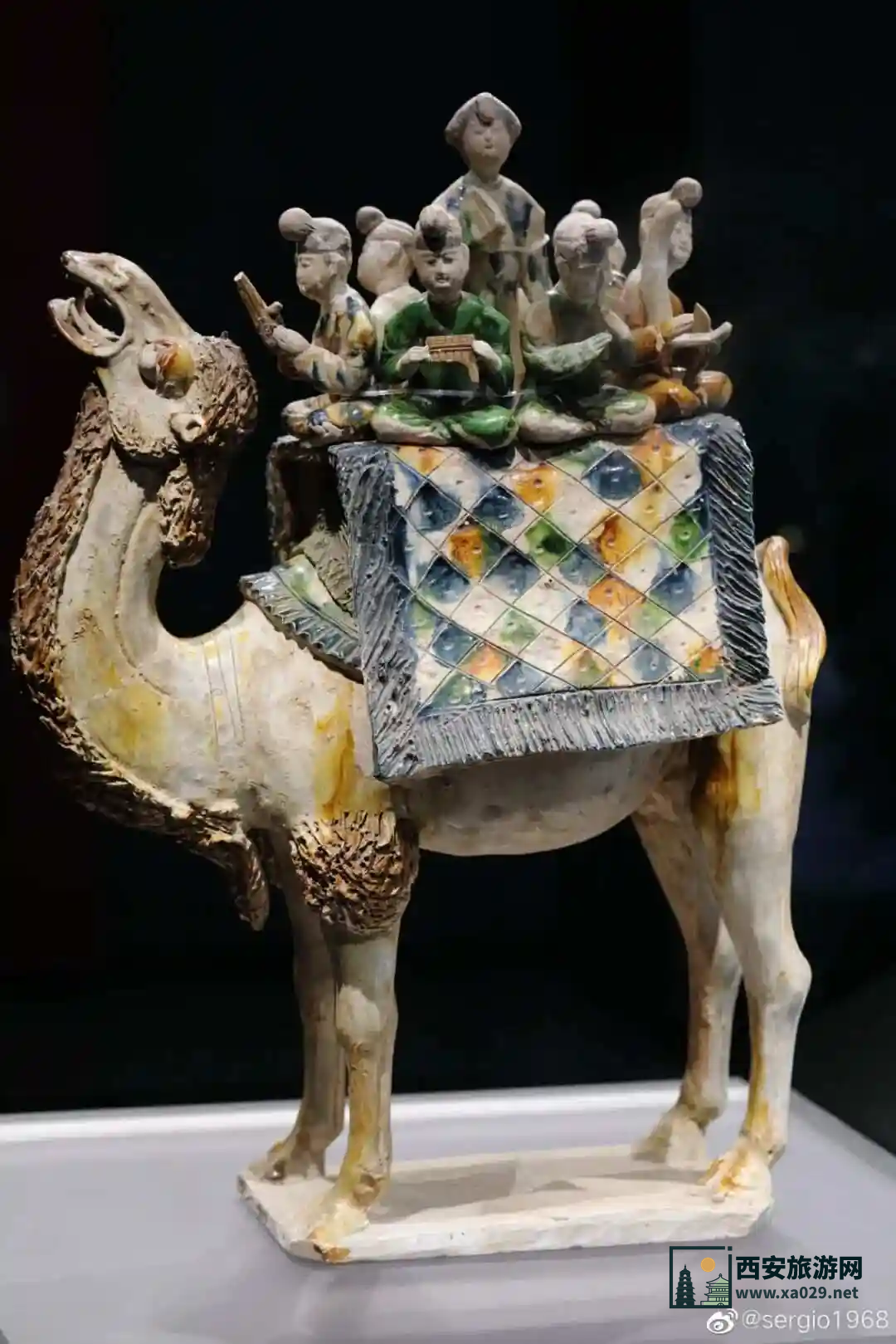 陕西历史博物馆珍藏唐三彩瓷器展：穿越千年的色彩盛宴