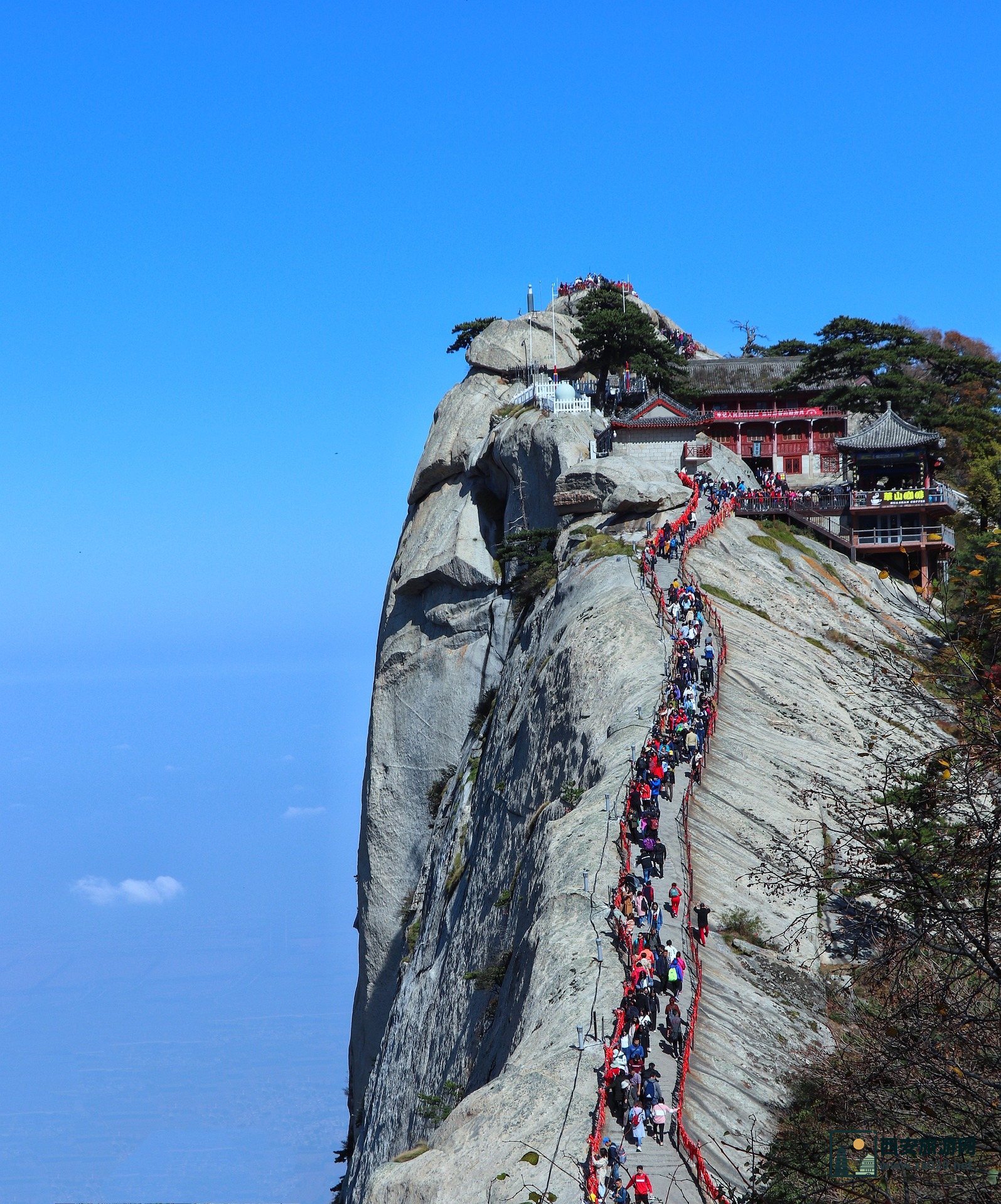 "华山索道登山攻略：最佳上山路线与景点推荐"